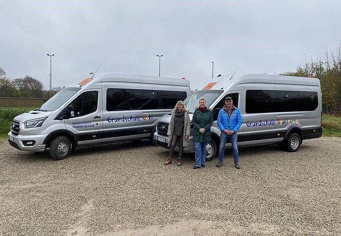 Pressefoto Übergabe Schulbusse